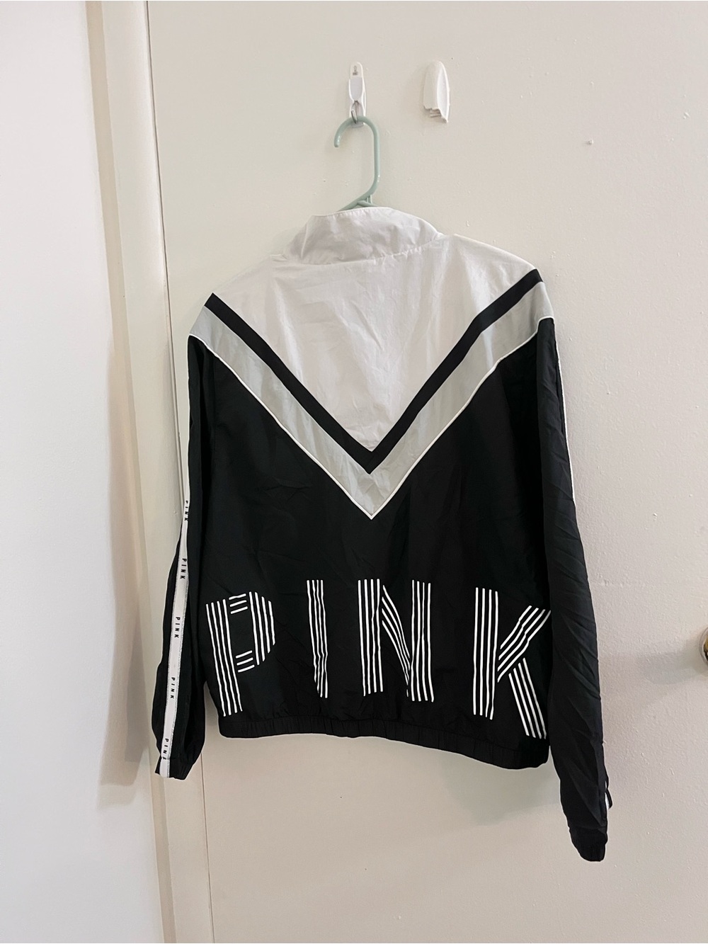 Victoria’s Secret PINK Black White Chevron Windbreaker Jacket M/L